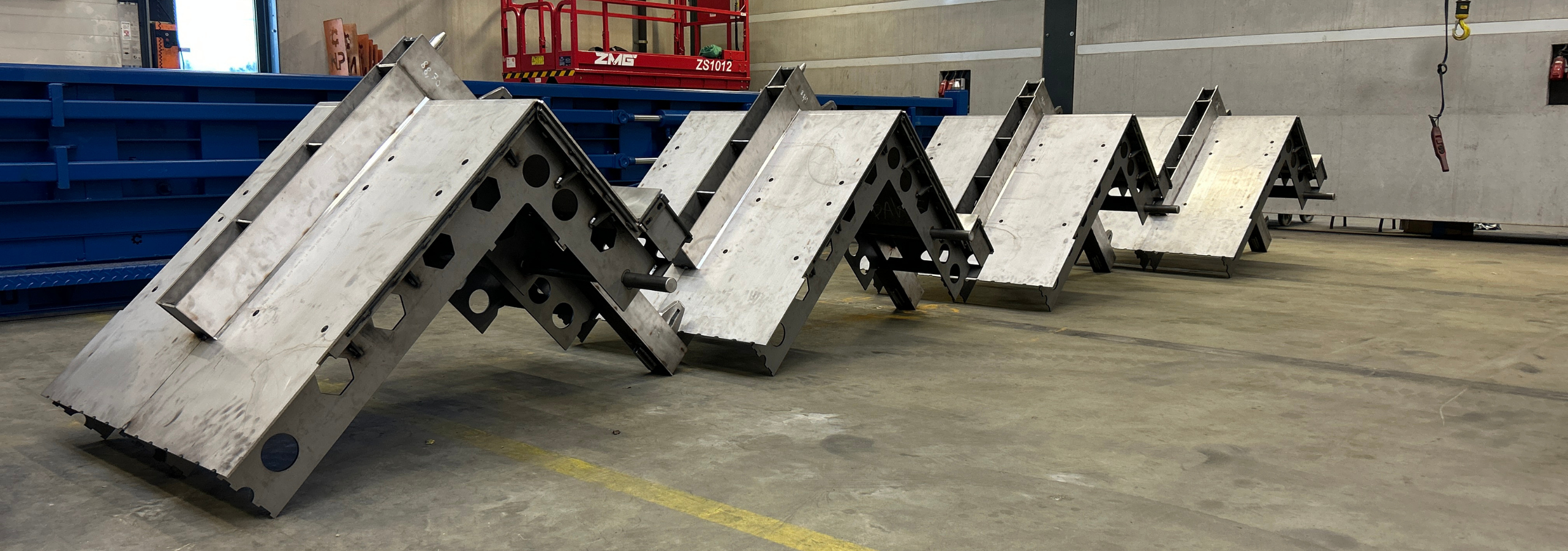 Prefab beton mallen, keerwanden, A vormig. Consmema Hattemerbroek